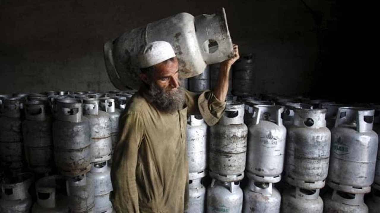 Govt reduces LPG price for January