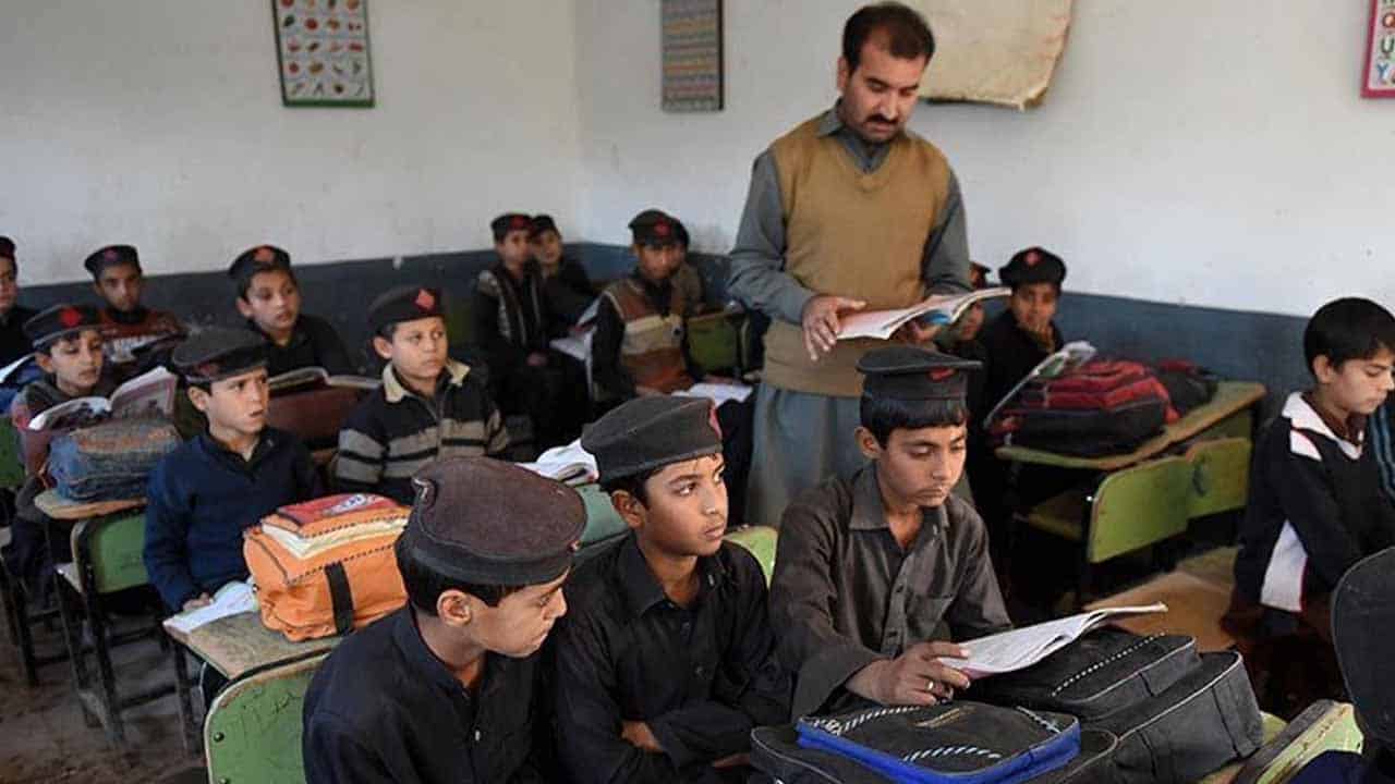 Sindh govt to use attendance app for govt teachers