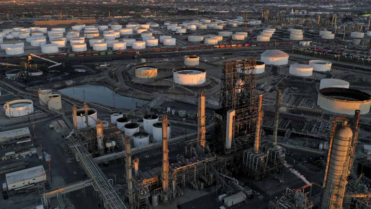 Annual net forex savings could reach $1bn if domestic refineries operate at full capacity in Pakistan