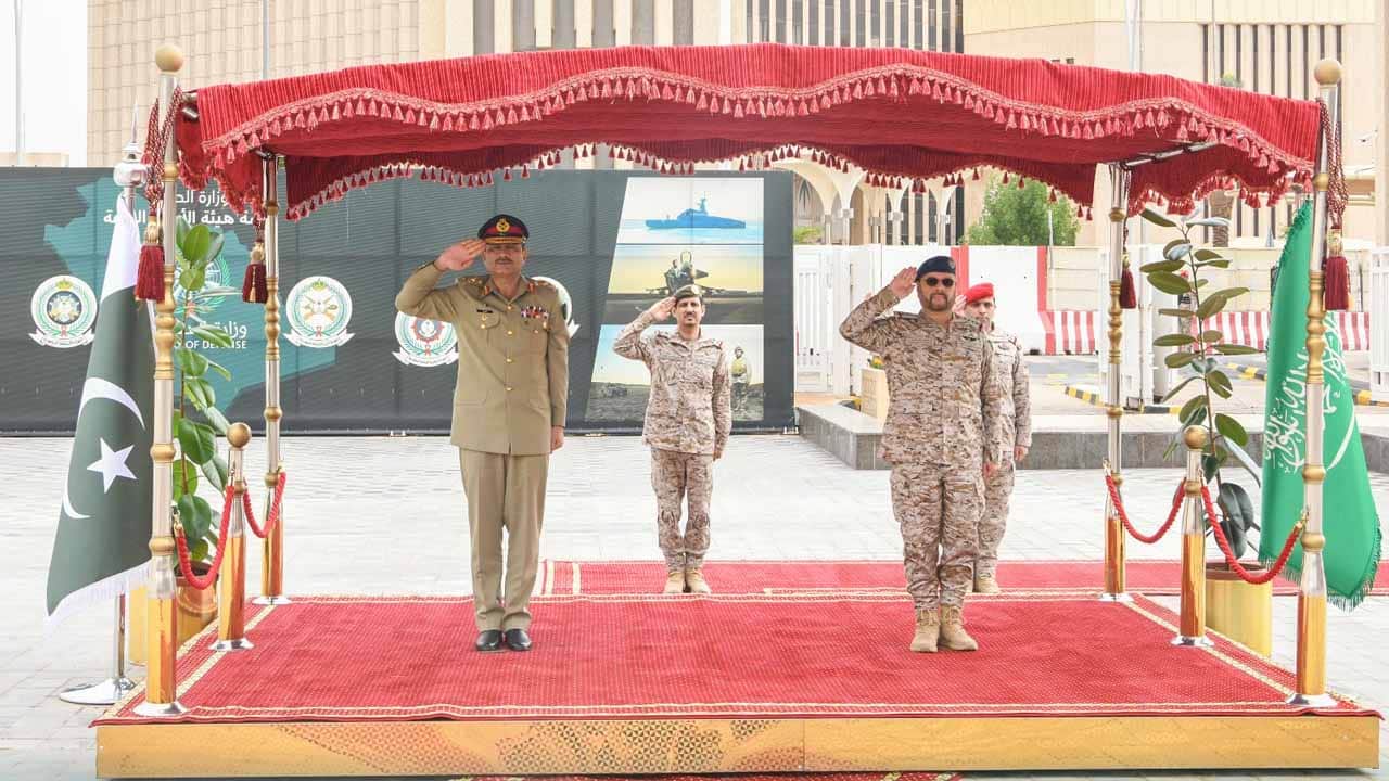 Pakistan’s new army chief discusses military cooperation with Saudi counterpart