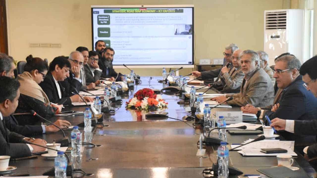 Ishaq Dar assures full support to IT Industry in resolving concerns