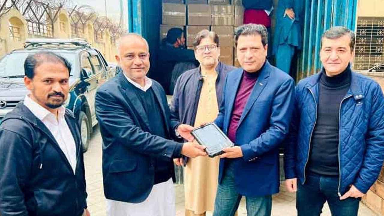Karachi teachers get tablets for digital census
