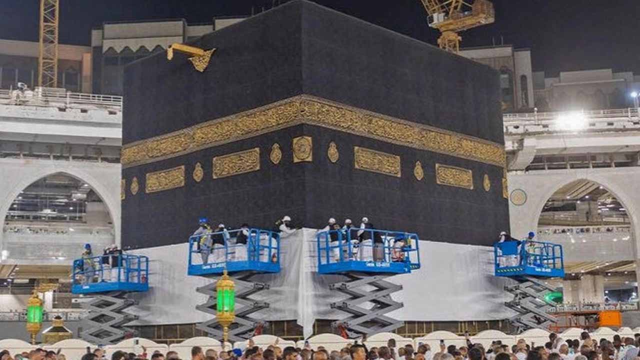 Kaaba kiswa raised in preparation for Hajj
