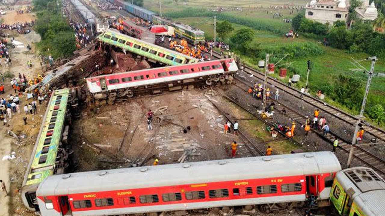 More than 300 dead, hundreds hurt in India horror rail crash