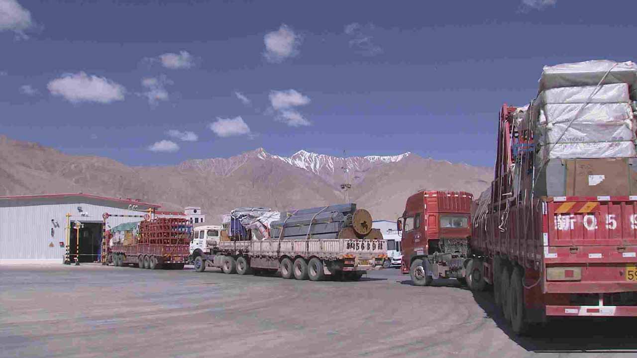 Pakistan exports 8 shipments of rock salt to China via Khunjerab border