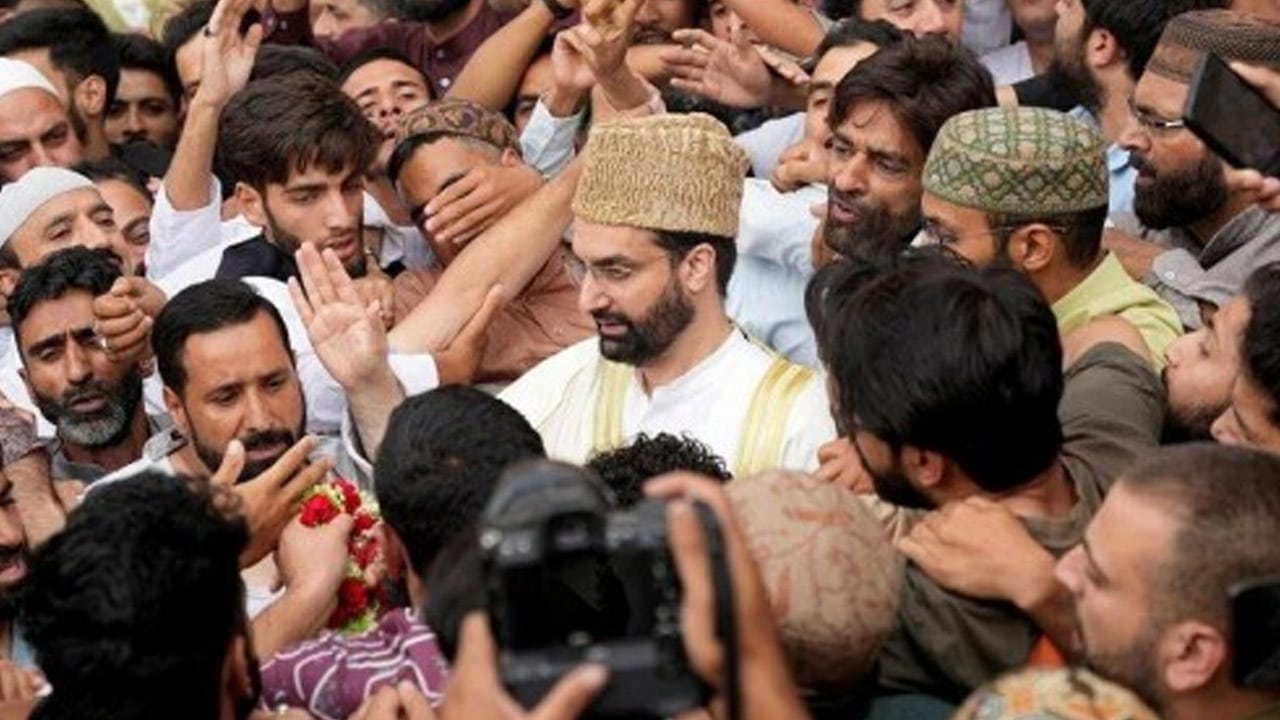 India frees Kashmiri leader Mirwaiz Umar Farooq after 4 years