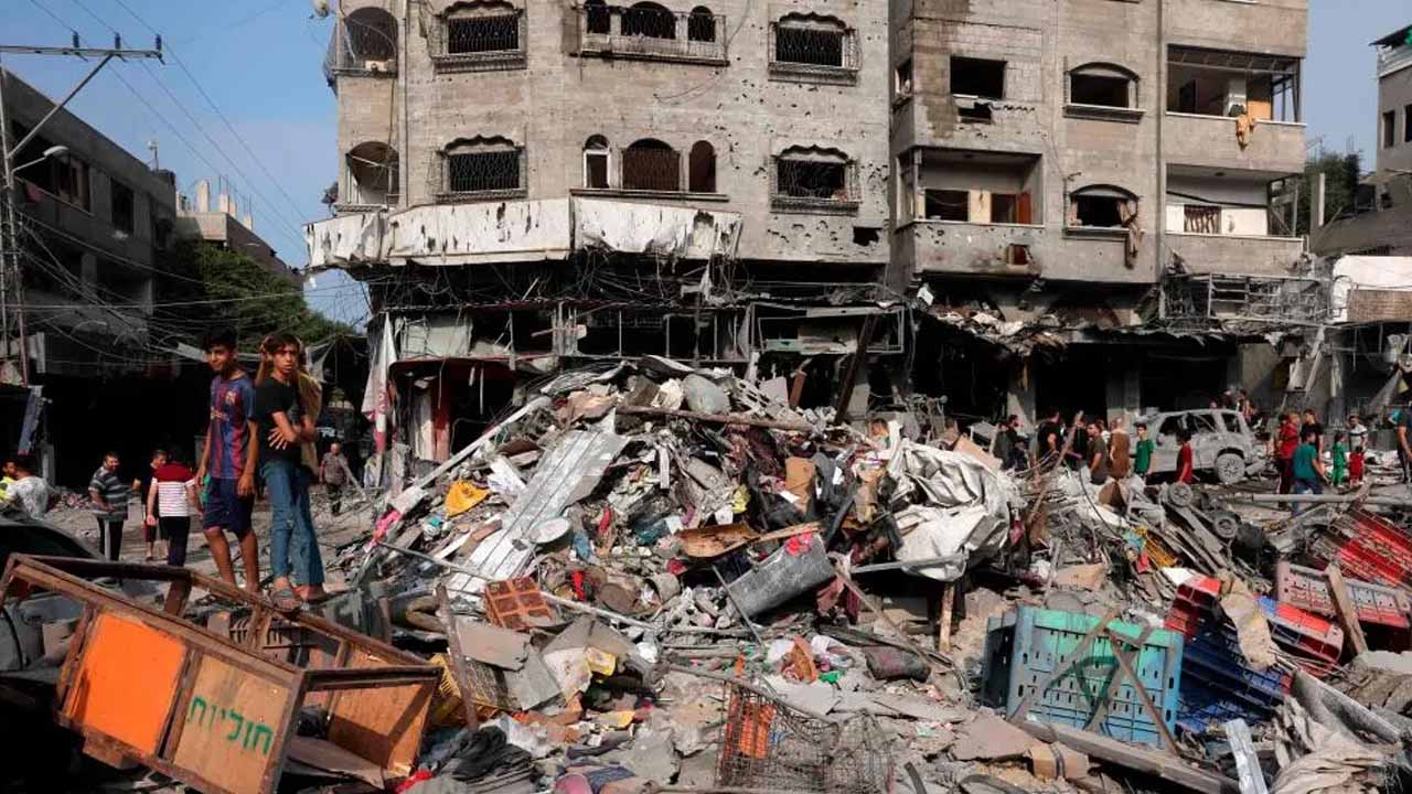 Israel destroys hundreds of Gaza buildings after total communications blackout
