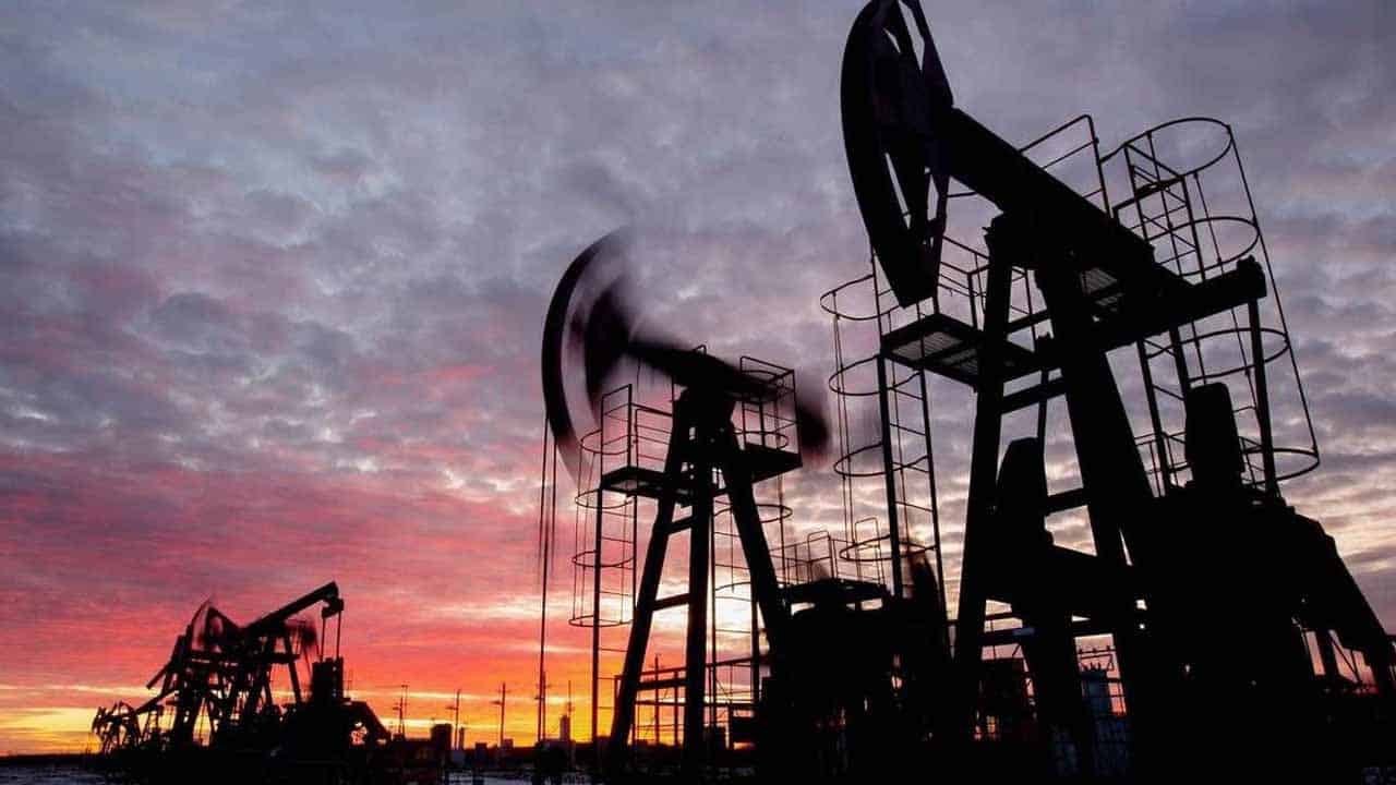 Oil prices drop further on US stock build