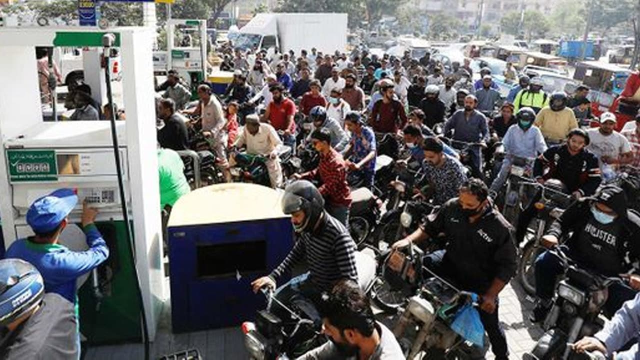 Pakistan Govt Decides to Keep Petrol Price Unchanged For Next 15 Days