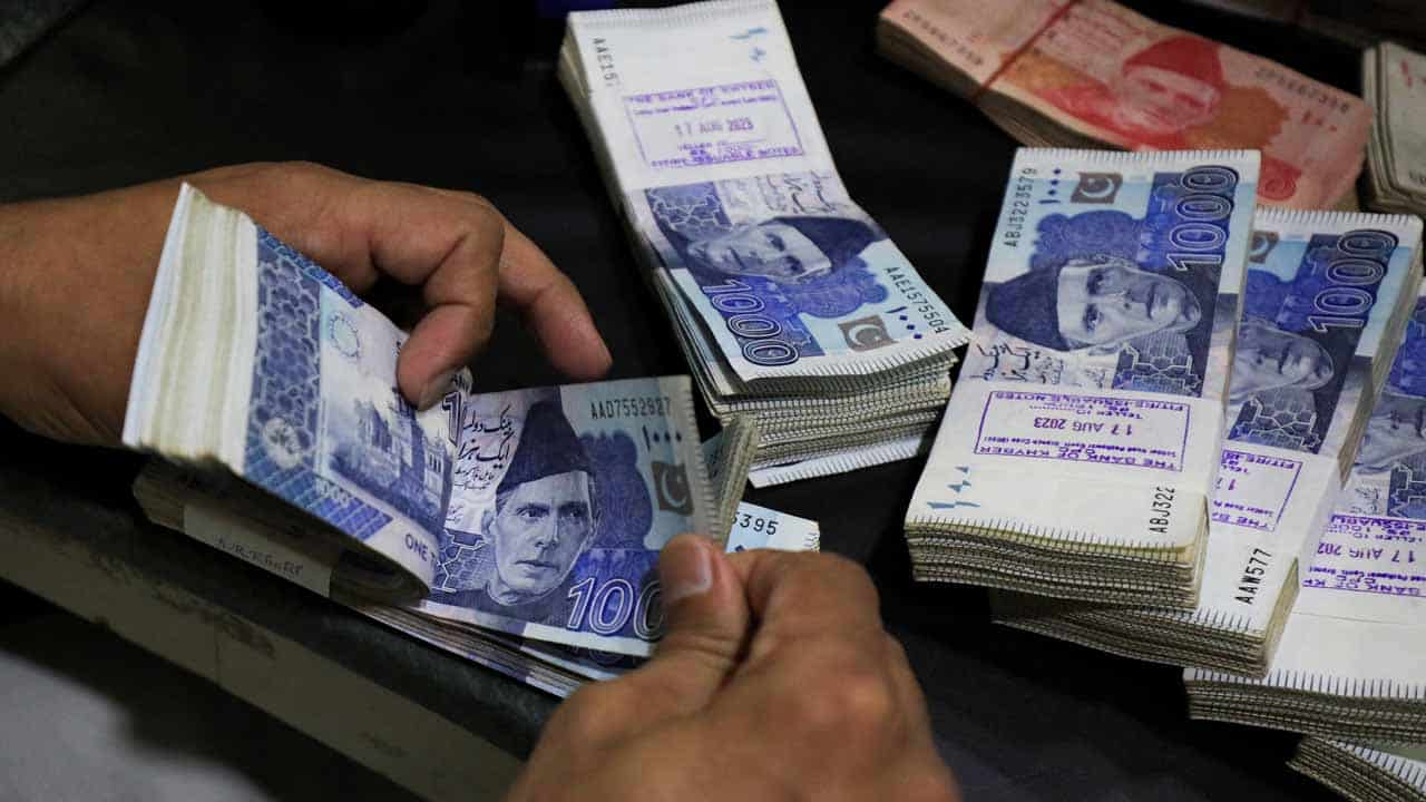 Open Market: Rupee Continues Its Strengthening Trend Against the US Dollar