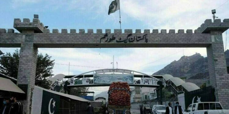 Border Crossing Between Pakistan and Afghanistan Reopens after Diplomatic Talks