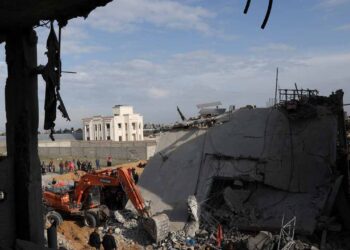 Israel bombards Gaza, with biggest functioning hospital under siege