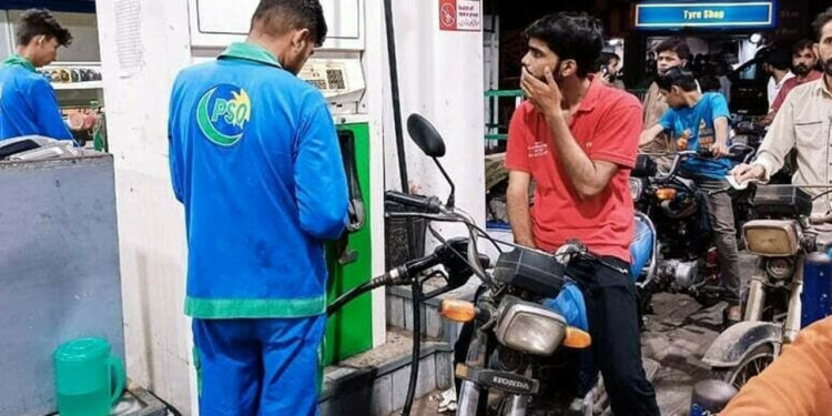 Govt jacked up Petrol price in Pakistan by Rs2.73 per litre