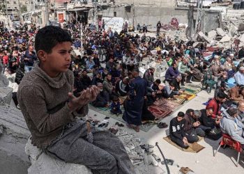 Gazans pray in mosque rubble on first day of Ramazan