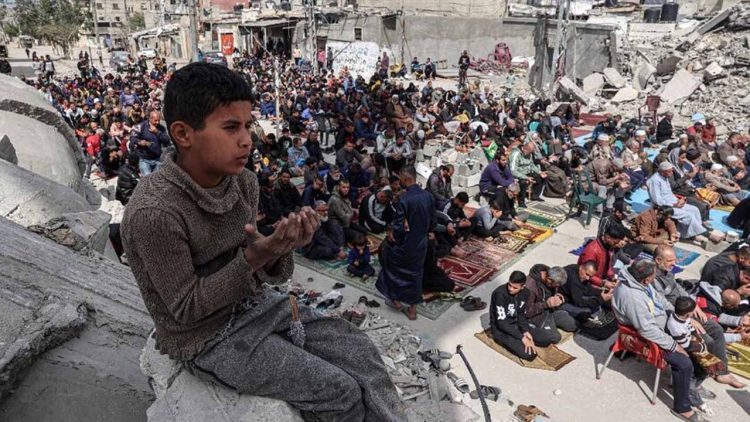 Gazans pray in mosque rubble on first day of Ramazan