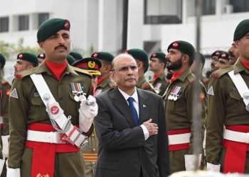 Asif Ali Zardari presented guard of honour at Aiwan-e-Sadr