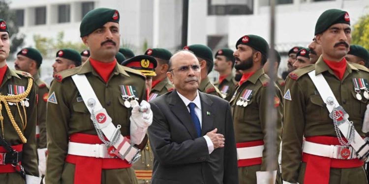 Asif Ali Zardari presented guard of honour at Aiwan-e-Sadr