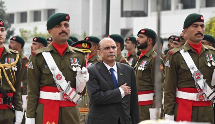 Asif Ali Zardari presented guard of honour at Aiwan-e-Sadr