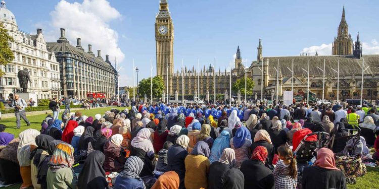 UK Muslims Lead Charitable Giving, Survey Finds