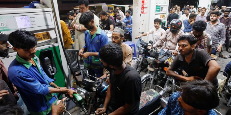 Govt Likely to SlashPetrol and Diesel Prices in Pakistan
