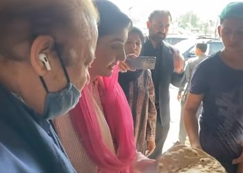 Ex-PM Nawaz Sharif and CM Maryam Nawaz inspect roti prices at Lahore tandoor: Video