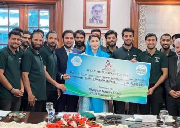 CM Punjab gives prize money to the National Hockey Team