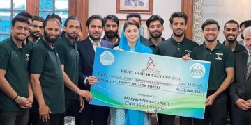 CM Punjab gives prize money to the National Hockey Team