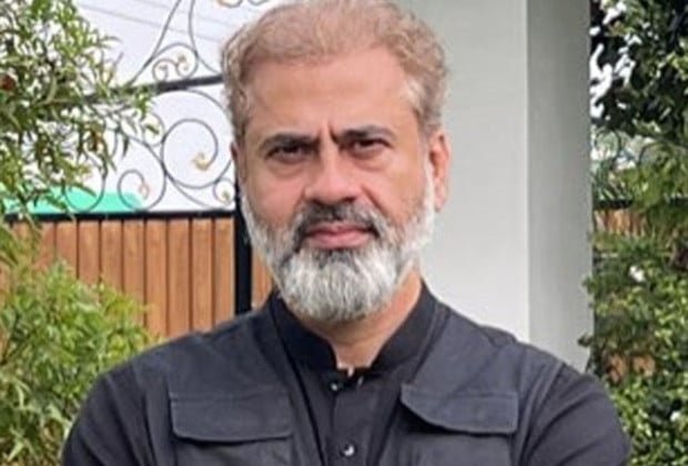 Anchor Imran Riaz Khan Leaves Pakistan for London After Ordeal