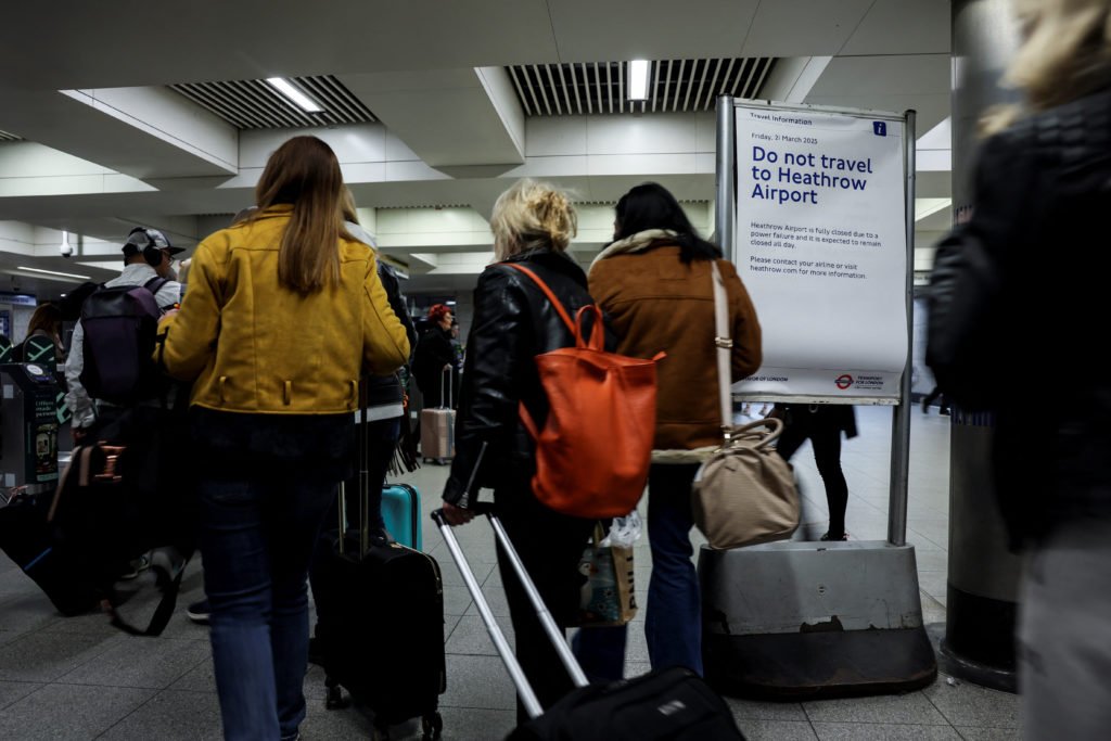 Heathrow Airport resumes flight