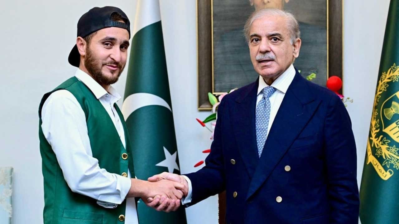 Footballer Mohammad Riaz Rewards Rs. 2.5 Million from PM Shehbaz Sharif