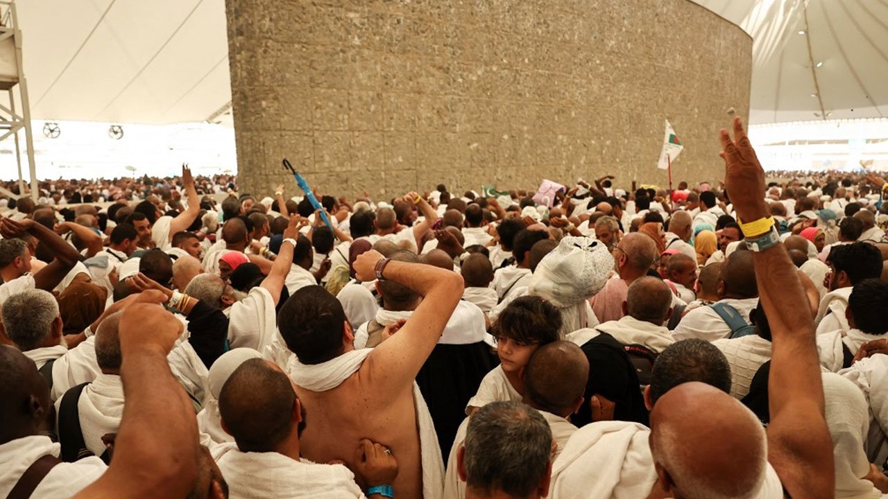 Pilgrims stone the devil as Haj nears end in Saudi Arabia
