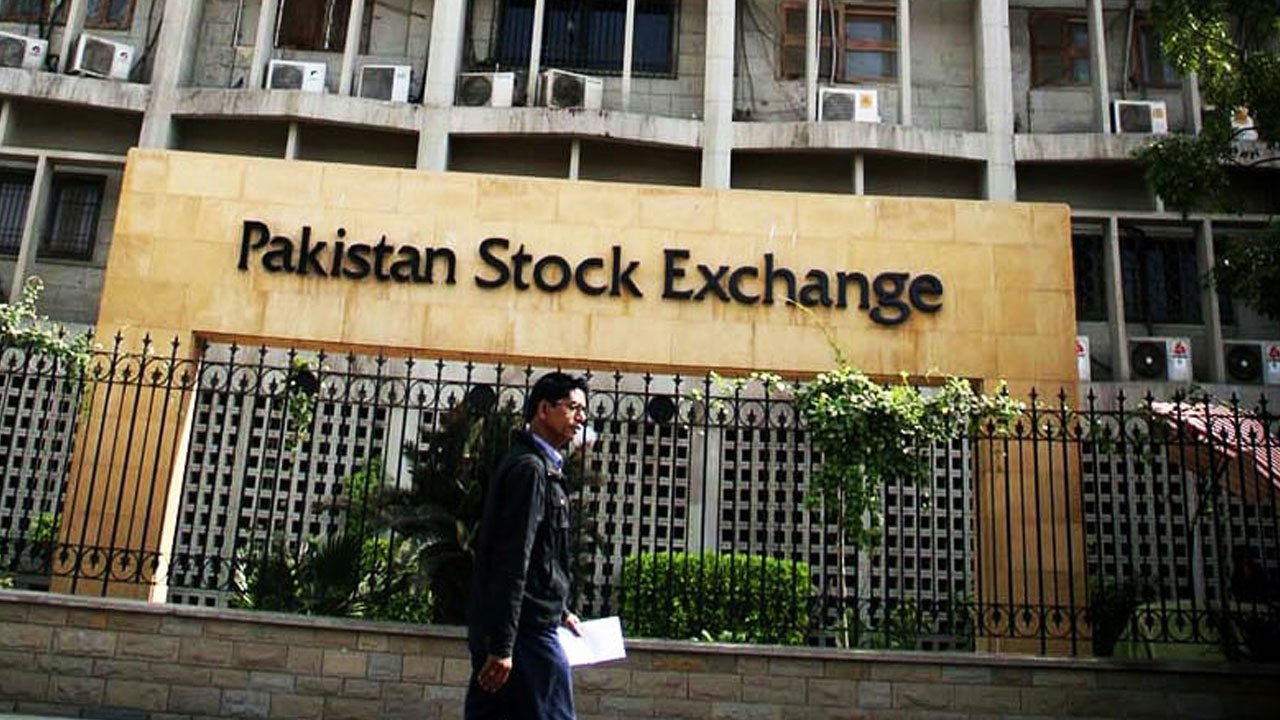 PSX stumbles over geopolitical tensions, oil price surge