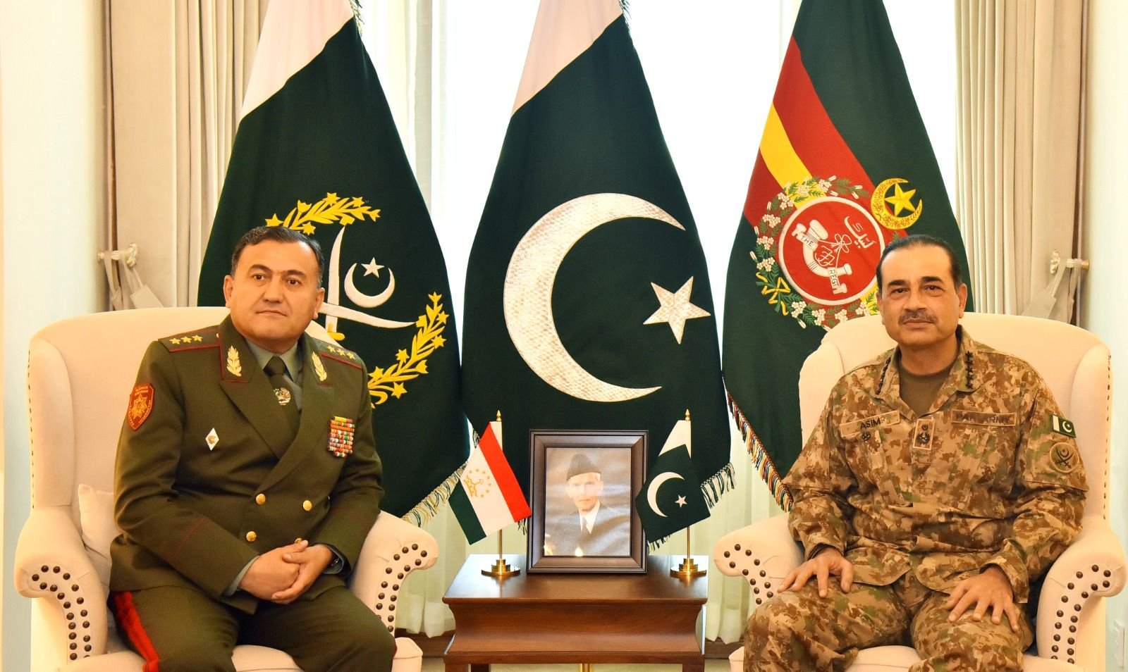 Tajik Defence minister meets COAS