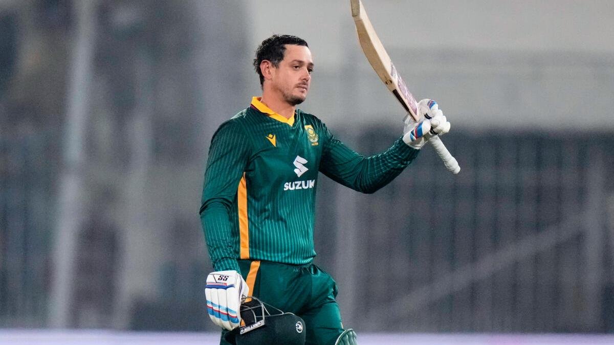 de kock smashes century