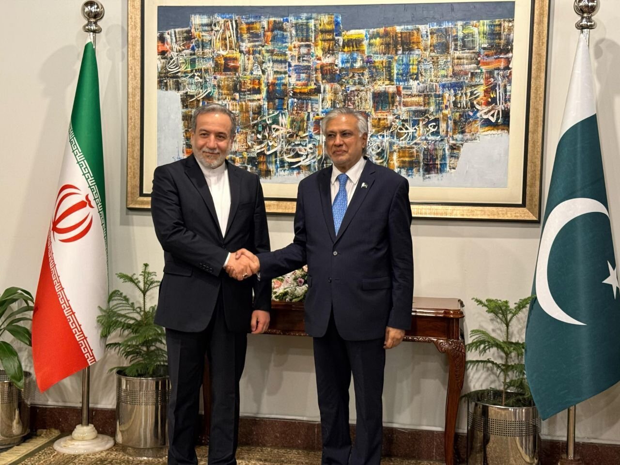 Deputy PM Dar and Iranian FM Araghchi Discuss Regional and Global Issues