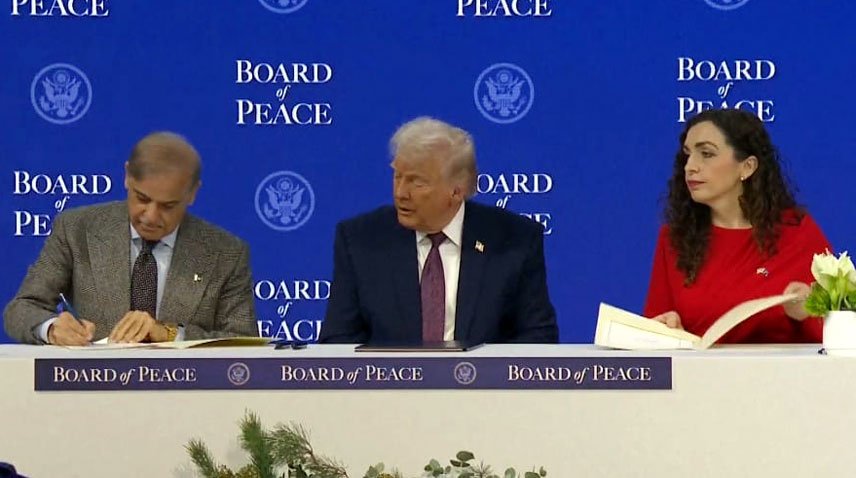 Prime Minister Shehbaz Sharif and other world leaders have formally signed the Gaza Board of Peace charter. To this respect, a ceremony was held in Davos today (Thursday). The launch of the Board of Peace is a significant initiative of US President Donald Trump. PM Shehbaz sign Gaza Board of Peace charter The Board of Peace aims to help resolve global conflicts. It is pertinent to mention that Field Marshal Syed Asim Munir also attended the ceremony. At the event, Pakistan's political and military leadership became the center of attention for global leaders. President Donald Trump specially pointed towards Field Marshal Syed Asim Munir and welcomed him with a smile.