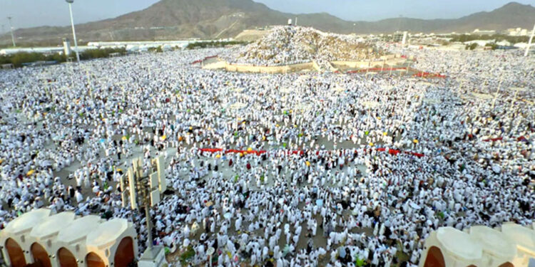 Intending pilgrims to perform main Hajj ritual Wuqoof-e-Arafat today