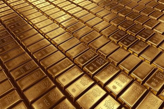 Gold Slips as Oil Surges Past $90 and Fed Rate-Hike Talk Intensifies