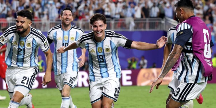 Thousands Welcome Home Argentina Squad Despite World Cup Final Defeat