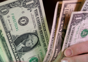 Dollar pulls back as US-Iran attacks pause, oil drops