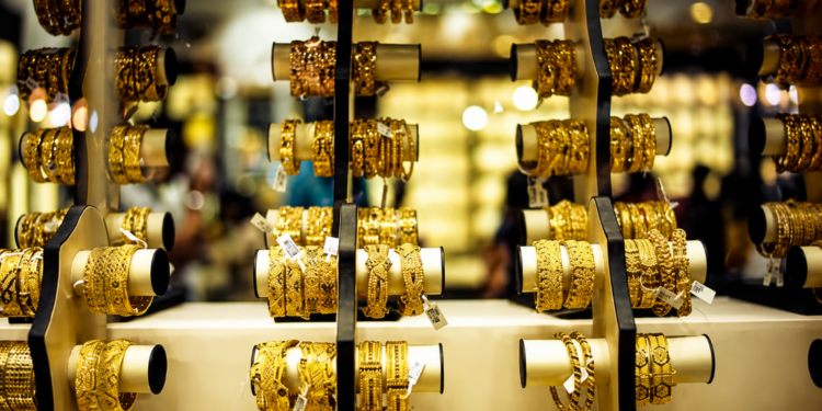 Gold prices rise again by Rs2400 per tola after brief dip
