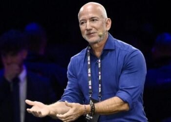 Jeff Bezos Emphasizes College Degree’s Role in Amazon’s Success