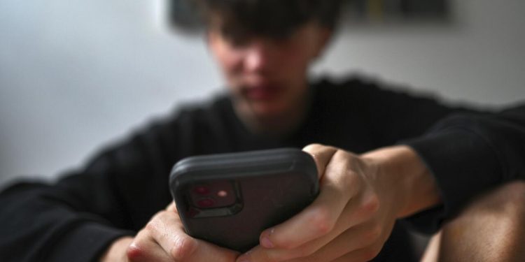 Aus bans account of under 16 users