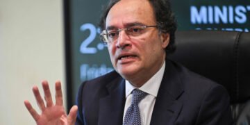 Finance Minister Aurangzeb Highlights Role of Exports and Debt Management in Economic Growth at Davos