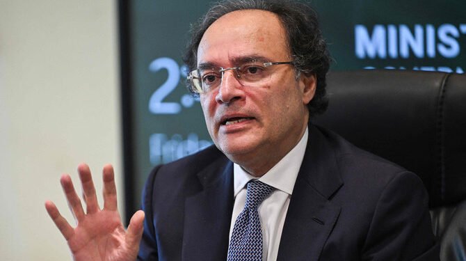 Finance Minister Aurangzeb Highlights Role of Exports and Debt Management in Economic Growth at Davos