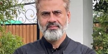 Anchor Imran Riaz Khan Leaves Pakistan for London After Ordeal