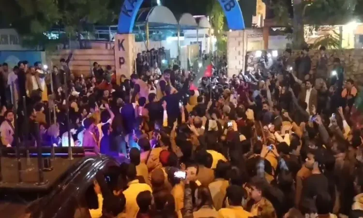 KP Chief Minister Sohail Afridi Visits Karachi, Meets Journalists, Emphasizes Democratic Values in Sindh