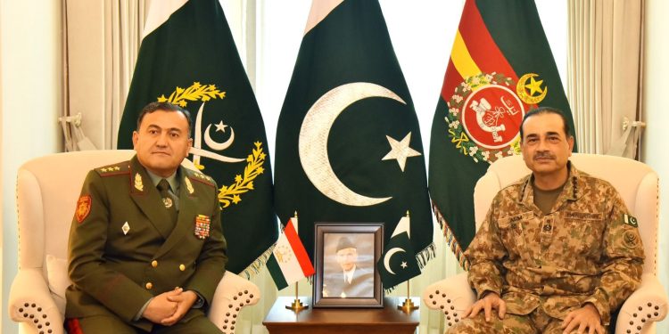 Tajik Defence minister meets COAS