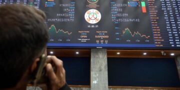 KSE-100 Index Advances Nearly 900 Points Amid Rate Cut Expectations