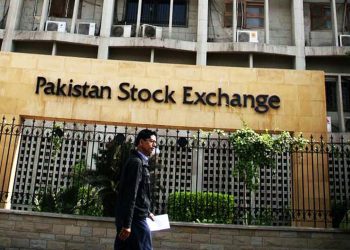 PSX stumbles over geopolitical tensions, oil price surge